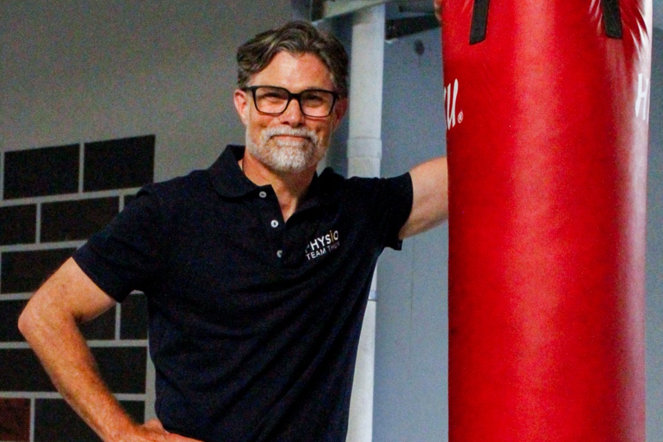 Betreuung im Boxbereich des 24Gym Thun neben einem roten Boxsack