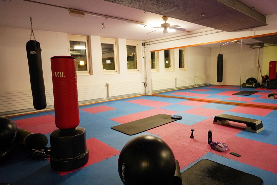 Boxraum des 24Gym Thun mit Boxsäcken, Matten und Gymnastikbällen