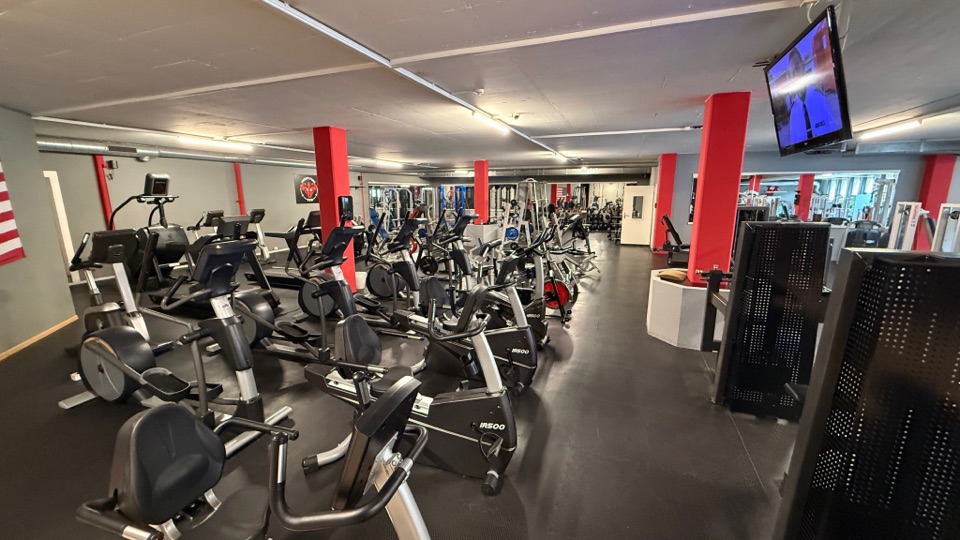 Cardiobereich im Fitnessstudio 24Gym Thun mit Ergometern und Laufbändern