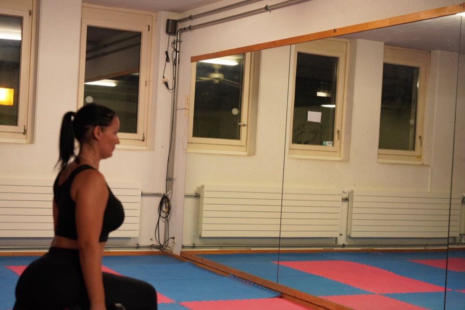 Dehn- und Mobilitybereich mit Spiegelwand im 24Gym Thun
