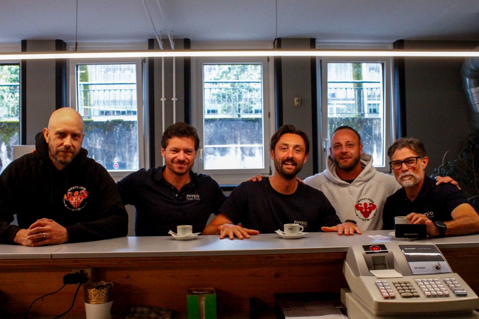 Team und Mitglieder am Empfangstresen des 24Gym Thun