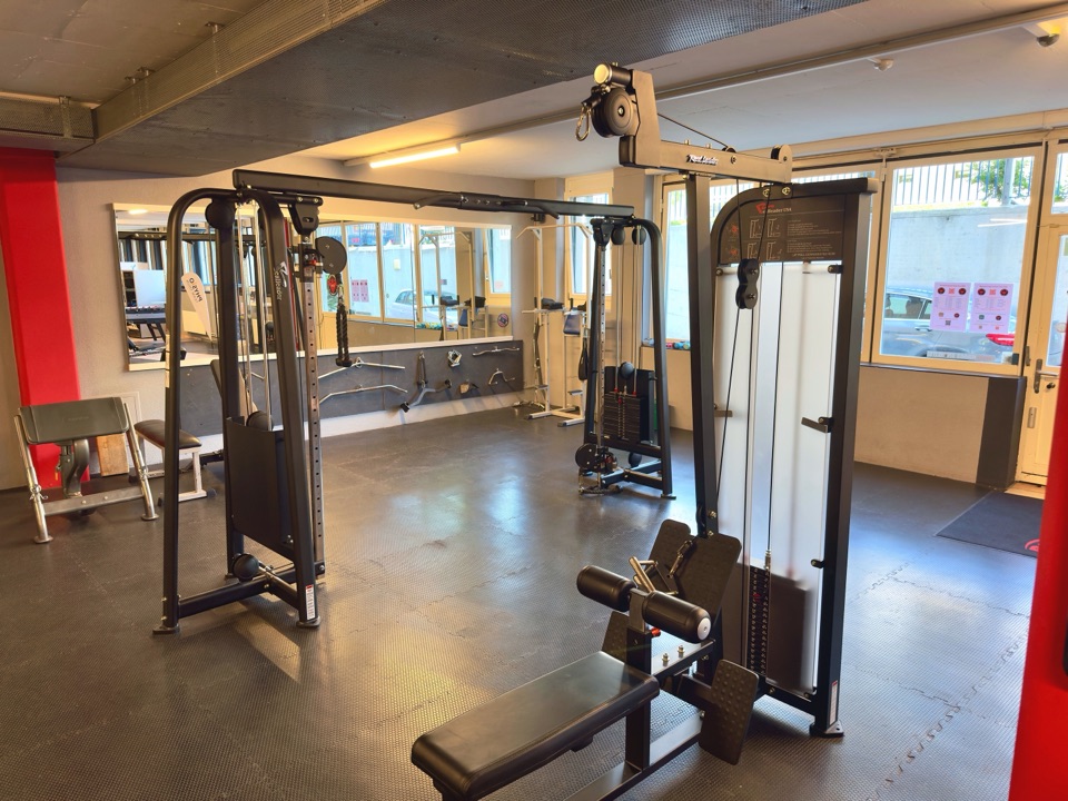 Kabelzugstationen und Kraftgeräte auf der Trainingsfläche des 24Gym Thun