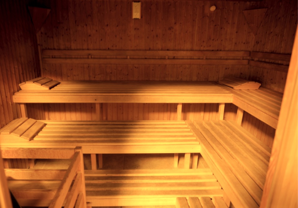 Finnische Sauna des 24Gym Thun mit mehrstufigen Holzbänken