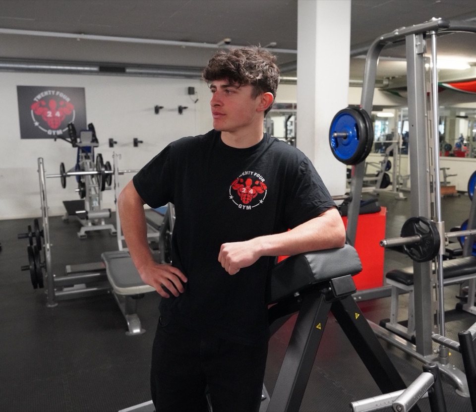 Maurice Straubhaar, zuständig für Social Media im 24Gym Thun, auf der Trainingsfläche