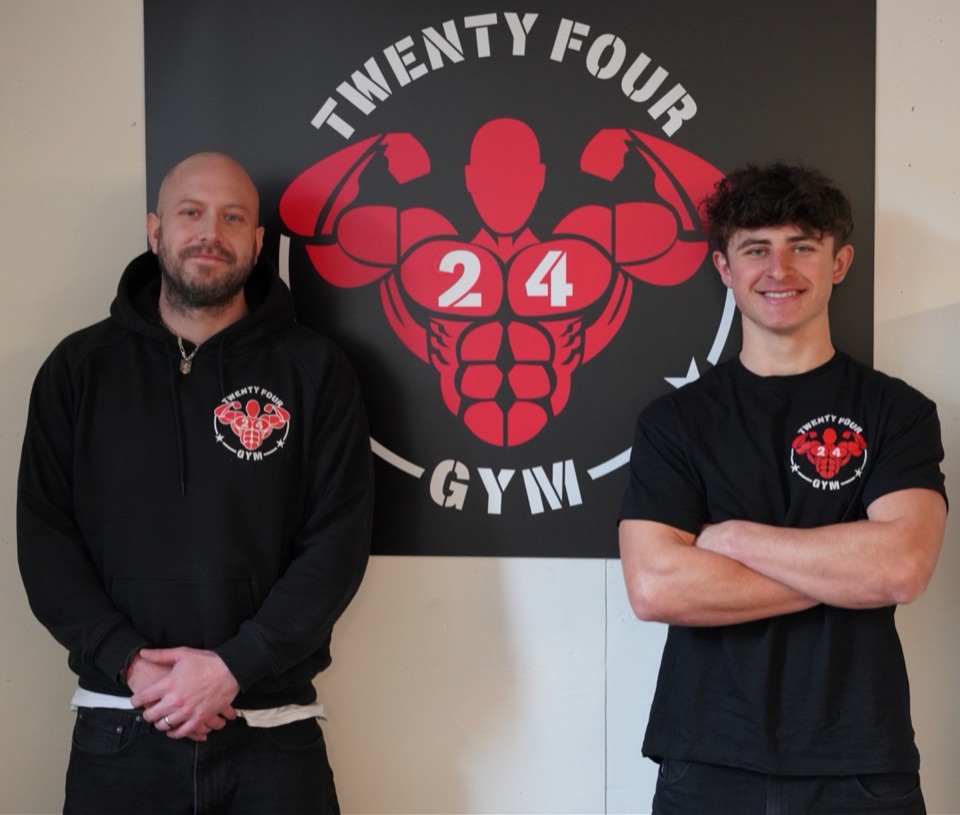 Christian Bohny und Maurice Straubhaar vom 24Gym Thun vor dem Studiologo
